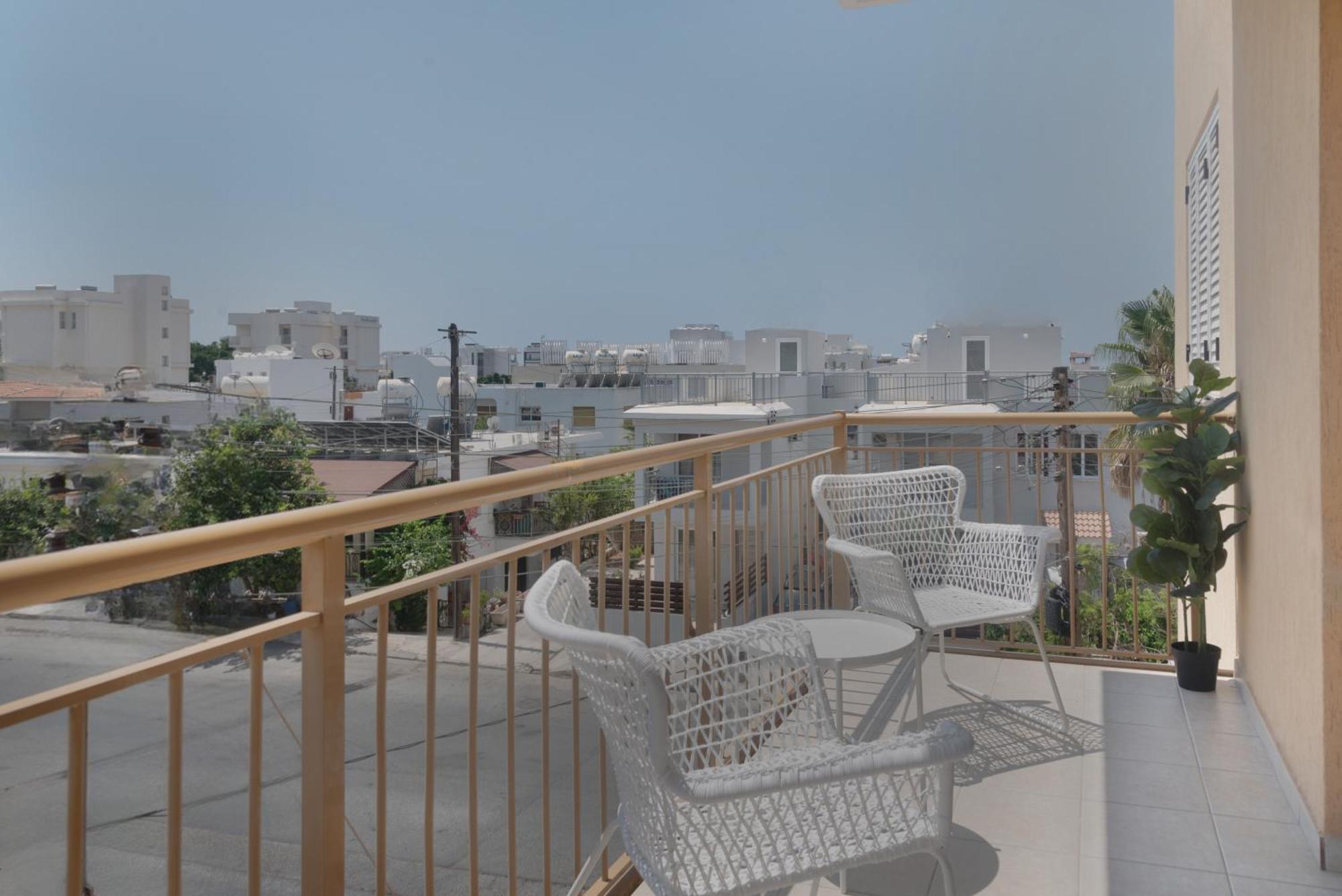 Phaedrus Living Terra Cotta Flat Apartment *