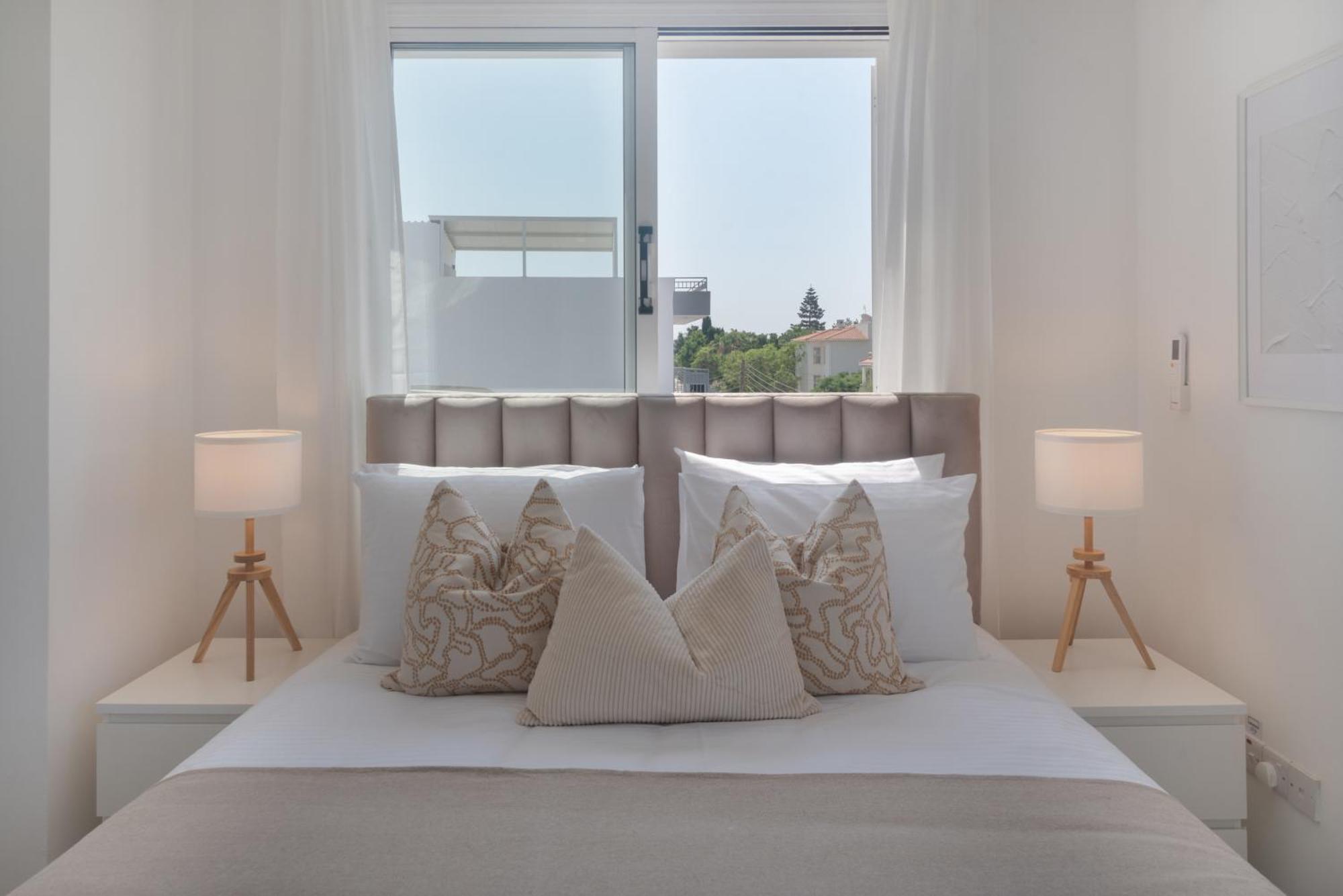 Phaedrus Living Terra Cotta Flat Apartament